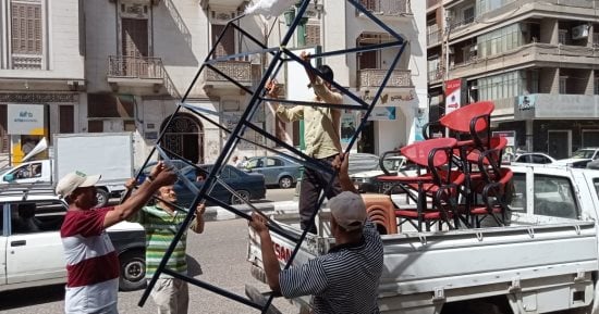 إزالة اشغالات وتعديات الباعة الجائلين على حرم الطرق بحى شرق بأسيوط