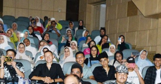 مسرح قصر ثقافة الأقصر يستقبل الجمهور لمشاهدة العرض المسرحى توتة توتة.. صور