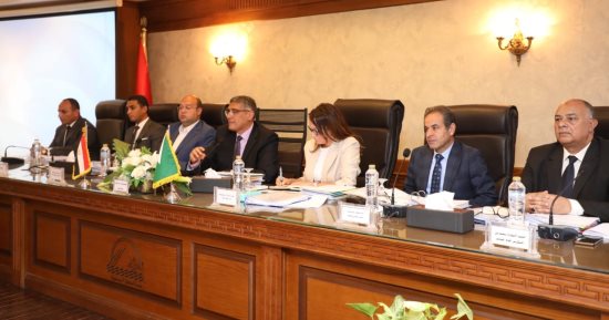 محافظ الجيزة يوجه بتطهير بالوعات صرف الأمطار ومخرات السيول استعدادا للشتاء
