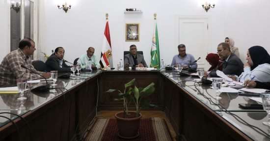 محافظ الجيزة يلتقى عددا مع المواطنين لبحث مطالبهم