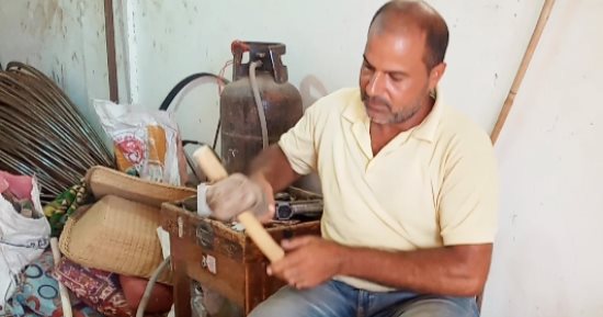 على الأصل دور.. تعرف على تفاصيل صناعة البامبو بالبحيرة.. أشهر أعمال "الهاند ميد" تجد إقبالا كبيرا رغم ارتفاع أسعارها.. تستخدم الخيزران الآسيوى لتشكيل تحف فنية من الأثات المنزلى.. صور