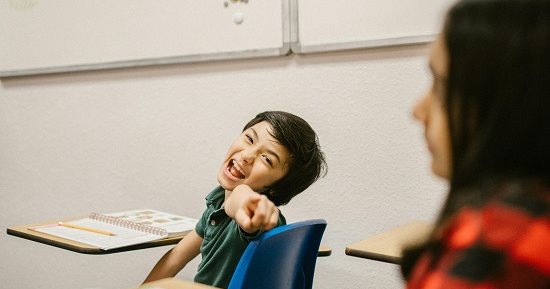 أسرة واعية = فطرة سليمة.. 6 نصائح لتقويم سلوك الطفل المتنمر