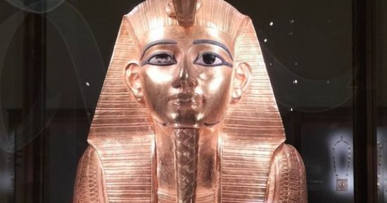 الأقنعة الجنائزية الذهبية في المتحف المصري.. شاهد قناع بسوسنس الأول