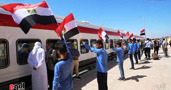 أهالى سيناء وطلاب المدارس يستقبلون قطار الركاب بالأعلام وهتاف تحيا مصر