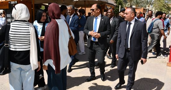 رئيس جامعة حلوان يتفقد كلية التجارة لمتابعة انتظام الدراسة