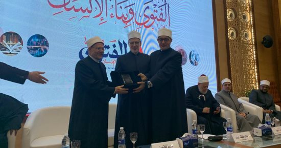 المفتى يكرم سلفه الدكتور شوقى علام خلال أعمال ندوة "الفتوى وبناء الإنسان" 