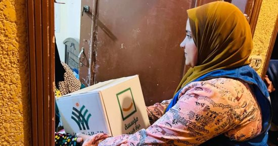 حياة كريمة توزع صناديق الحماية الاجتماعية على المستحقين بالفرافرة