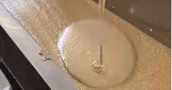 ليه من مطروح تجيب أجود أنواع الزيوت؟.. دخلنا مكان التصنيع.. فيديو
