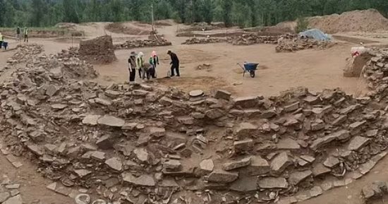 اكتشاف قطع أثرية عمرها 5 آلاف عام فى موقع دفن قديم بالصين
