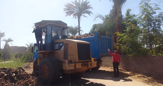 رفع نواتج تطهير الترع والمصارف بقرية نجوع المعادى فى أسيوط