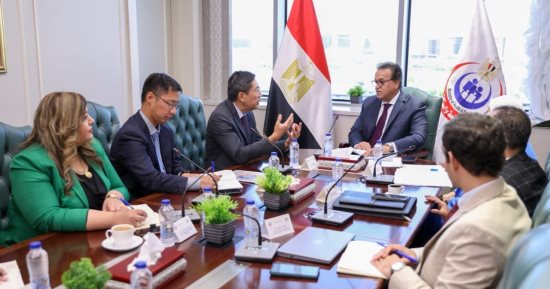 وزير الصحة يستقبل سفير سنغافورة لتعزيز التعاون وتدريب الكوادر الطبية