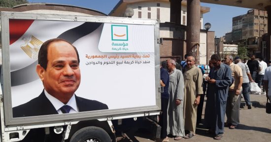 إقبال كبير على شراء اللحوم بمنفذ حياة كريمة بحلوان.. صور