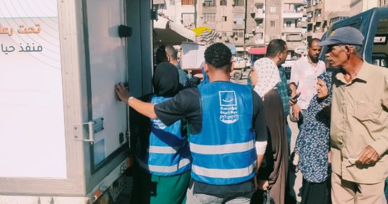 إقبال كبير على مبادرة "حياة كريمة" لبيع اللحوم المخفضة فى السويس.. صور