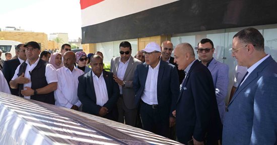 رئيس الوزراء يتابع أعمال تطوير كورنيش البر الغربى والممشى الزجاجى فى الأقصر