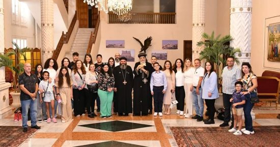 البابا تواضروس يستقبل وفدا سياحيا بالكاتدرائية