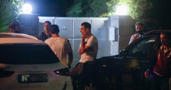 لقطات من أمام منزل لاعب باناثينايكوس الغارق فى حمام السباحة.. فيديو