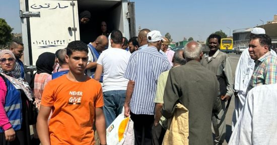 إقبال كبير لشراء اللحوم بمنفذ حياة كريمة السيدة عائشة.. صور