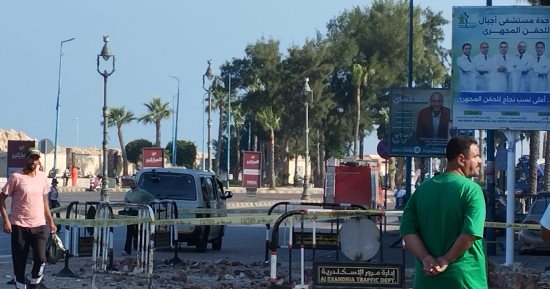 انهيار جزئى لعقار بمنطقة كورنيش الأزاريطة فى الإسكندرية.. صور