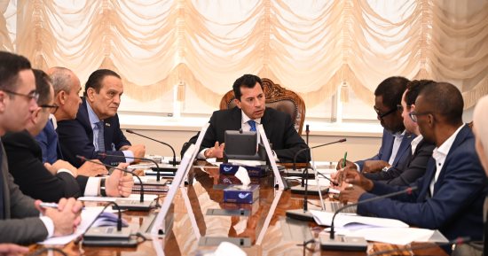وزير الرياضة يستقبل السكرتير العام للكاف
