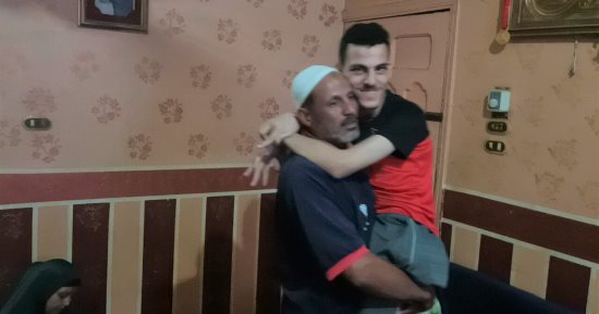 دين الأب لا يرد.. الحاج محمد يحمل نجله من ذوى الهمم لمشاهدة مباريات فريقه