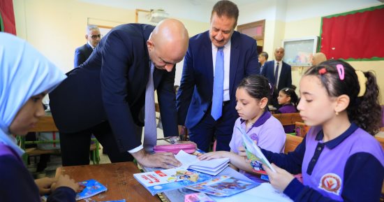 وزير التعليم يتابع أداء الطلاب للواجبات المدرسية بجولة بمدارس المنوفية