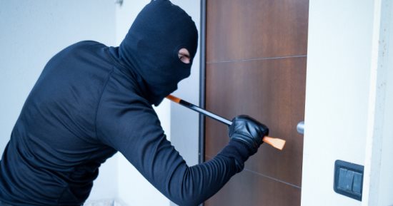 لص مجتهد يقتحم منازل ضحاياه ويقوم بالأعمال المنزلية نيابة عنهم ويغادر