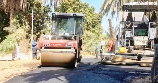 "حياة كريمة": رصف 900 متر طرق فى قرى إدفو بأسوان لخدمة 130 ألف نسمة
