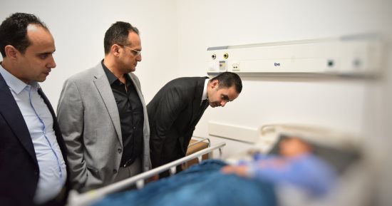 نائب وزير الصحة يطمئن على مصابي حادث الجلالة ويوجه بتقديم الرعاية الصحية