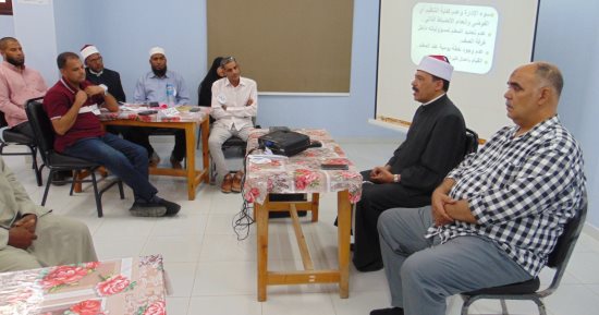 رئيس سوهاج الأزهرية يتفقد البرنامج التدريبى للمعلمين غير المسكنين على الكادر
