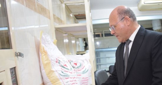 جامعة سوهاج تطرح 39 طن تقاوى قمح عالية الجودة للبيع بمنافذ كلية الزراعة.. صور