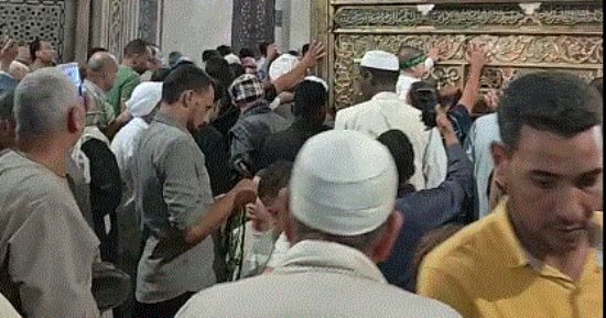 مشاوي وحلقات ذكر في محيط مسجد السيد البدوي بطنطا في الليلة الختامية لمولده