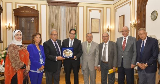 رئيس جامعة القاهرة يتلقى تهنئة رابطة الخريجين بمناسبة صدور قرار جمهورى بتعيينه