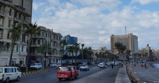 أمطار الإسكندرية.. تمركز معدات الصرف بالشوارع تحسبا للهطول اليوم.. فيديو
