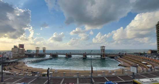 الإسكندرية تستعد لموسم النوات.. 4 نوات تضرب عروس البحر فى الخريف.. نوة "قاسم" 5 أيام من العواصف الشديدة والأمطار.. و"المكنسة" ارتفاع الأمواج 5 أمتار وتيارات بحرية شديدة.. "الصرف الصحى" ترفع حالة الطوارئ.. صور