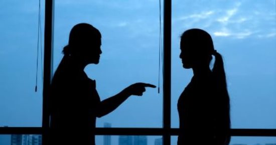 امرأة ترفع دعوى قضائية لوقف دفع المصروف لابنتها البالغة من العمر 22 عاما