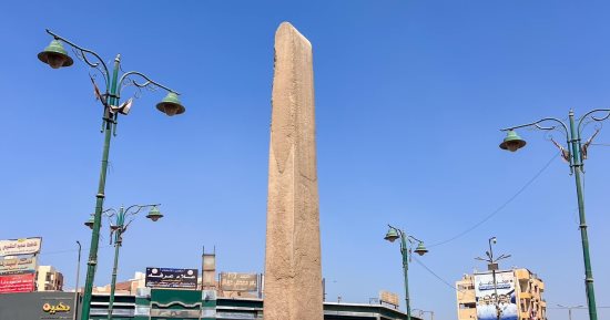مسلة الفيوم الشهيرة عمرها 4 آلاف سنة.. بناها الملك سنوسرت الأول احتفالا بتحويل الفيوم إلى أرض زراعية.. عثر عليها فلاح فى أرضه بقرية أبجيج وسلمها للدولة لتصبح أشهر معلم بالمدينة.. صور