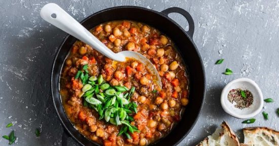 طريقة عمل طاجن الحمص بالخضار.. طبق مغذي واقتصادي