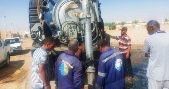 تنفيذ أعمال تطهير وتنظيف لشبكات الصرف الصحى بقرى وادى كركر بأسوان