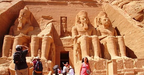 أطباء الحضارة المصرية.. فريق أثرى ينتهى من ترميم معبد أبو سمبل قبل تعامد الشمس