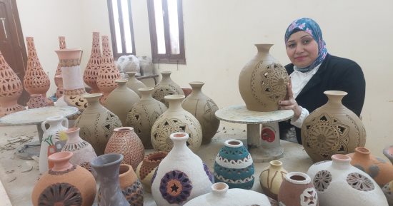 عاشقة الفخار بالوادى الجديد.. سها عبد العليم قضت 20 عاما كحرفية تصنع من الطين أجمل الفازات والأباجورات ووحدات الإضاءة.. وتبدع فى تشكيل وزخرفة التحف الفخارية الواحاتية بألوان الرمل الطبيعى.. صور