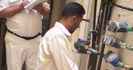 حملة مكبرة لإزالة وصلات المياه الخلسة وتحصيل المديونيات بمدينة دمياط الجديدة