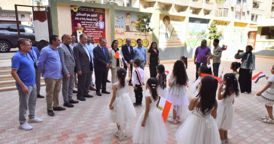 محافظ أسيوط يكرم مديرة مدرسة وطالبة متميزة رياضيا فى لعبة الجمباز