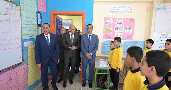 رئيس الوزراء يتابع انتظام سير الدراسة بمدرسة "الندى للتعليم الأساسى"
