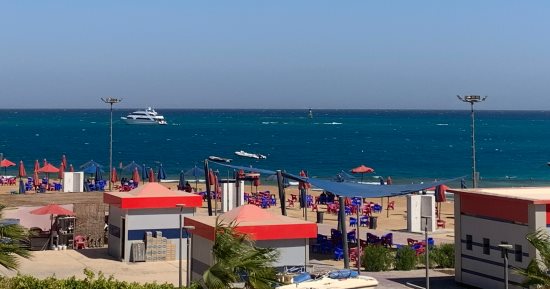 نشاط ملحوظ للرياح والأمواج مرتفعة بسواحل البحر الأحمر.. فيديو