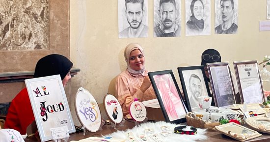 العريش تستضيف معرضا للمنتجات اليدوية والمأكولات بمشاركة عارضات من غزة.. فيديو