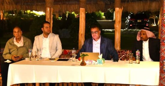 محافظ جنوب سيناء يستعرض خطط التنمية والمستدامة مع مشايخ وعواقل طابا ونويبع 