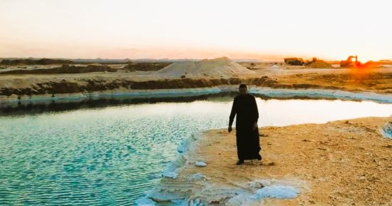 النزول فى بحيرات الملح بواحة سيوة متعة فريدة.. مقصد السياح للسباحة والعلاج.. وكثافة الملح تطفو بالأجسام فلا يغرق فيها أحد.. وتطرد الطاقة السلبية وتشفى بعض الأمراض.. قصدها العديد من الفنانين ومشاهير العالم.. صور