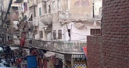 إصابة مواطن بكسور سقطت عليه شرفة عقار فى باكوس بالإسكندرية