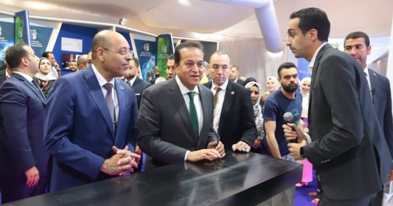 نائب رئيس الوزراء ووزير العمل يتفقدان معرض المؤتمر العالمى للسكان والصحة