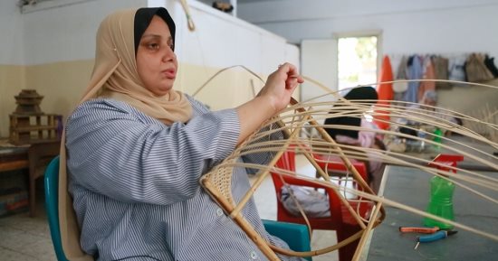 إبداع هاى كلاس من غير 4 حواس.. شاهد حكاية هالة مع تحدى الصم والعمى بصناعات هاندميد